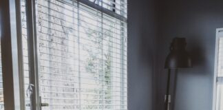 Biurko dziecięce to mebel, który musi spełniać wiele ról. Jak wybrać najlepsze?