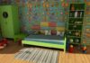 Zbyt krzykliwy pokój dziecięcy będzie dla malucha przytłaczający. Przy kolorowej tapecie wybierz jednolite meble.