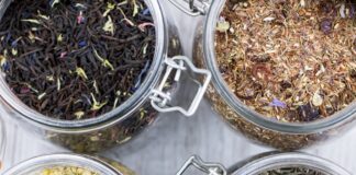 herbaty kwiatowe należy przechowywać w szczelnych pojemnikach