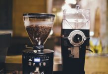 Dobrej jakości młynek do kawy jest w pełni automatyczny.