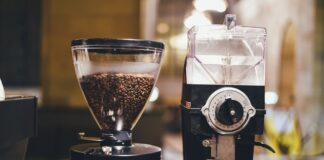 Dobrej jakości młynek do kawy jest w pełni automatyczny.