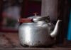 Zawsze dobrze jest wiedzieć, jak usunąć kamień z czajnika, aby za każdym razem przygotować idealną filiżankę ulubionej herbaty lub kawy. Kamień w czajniku tworzy się bowiem z substancji mineralnych naturalnie występujących w wodzie takich jak wapń czy magnez