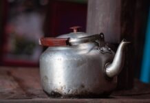 Zawsze dobrze jest wiedzieć, jak usunąć kamień z czajnika, aby za każdym razem przygotować idealną filiżankę ulubionej herbaty lub kawy. Kamień w czajniku tworzy się bowiem z substancji mineralnych naturalnie występujących w wodzie takich jak wapń czy magnez