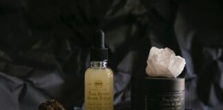 Krem nawilżający na dzień działa jak bariera ochronna dla skóry, utrzymując ją nawilżoną i zdrową