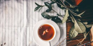 Osady z kamienia powodują na filiżance delikatny kożuch.